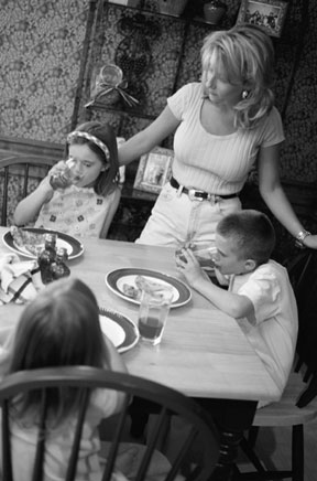 <b>Chaos in the Kitchen? Tips For Getting Your Kids to Eat</b>“></td>
<td>
<p>(<a href=